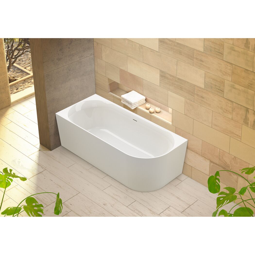 Weiße Badewanne in einem modernen Badezimmer.