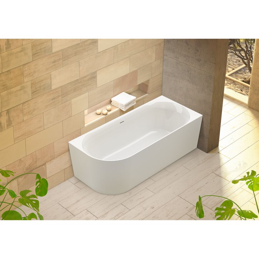 Weiße Eckbadewanne in einem modernen Badezimmer