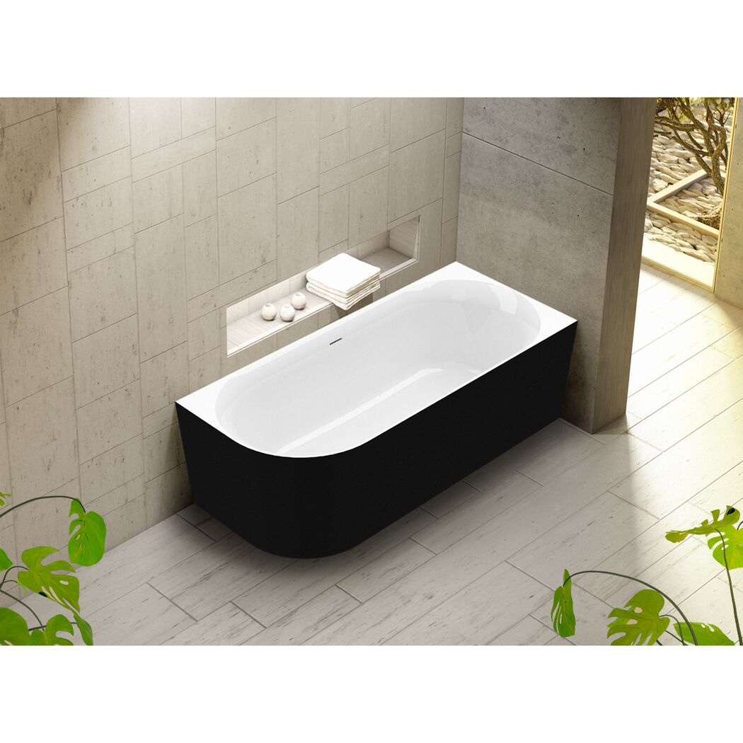 Schwarze freistehende Badewanne in einem modernen Badezimmer
