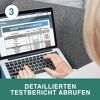 Person ruft Testergebnisse online ab.