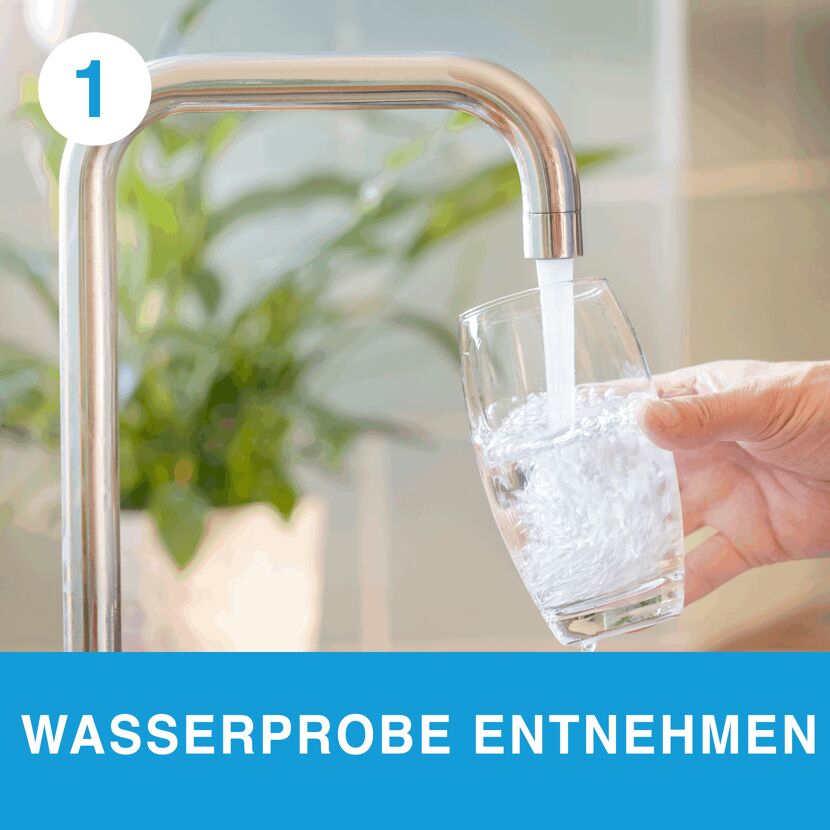 Person füllt Glas mit Wasser aus Wasserhahn