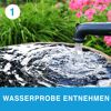 Wasser läuft aus einem Wasserhahn in ein Holzfass.
