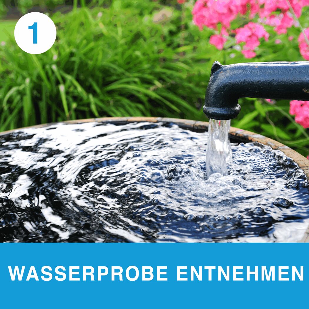 Wasser läuft aus einem Wasserhahn in ein Holzfass.