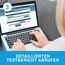 Person ruft detaillierten Wassertest Bericht am Laptop ab.