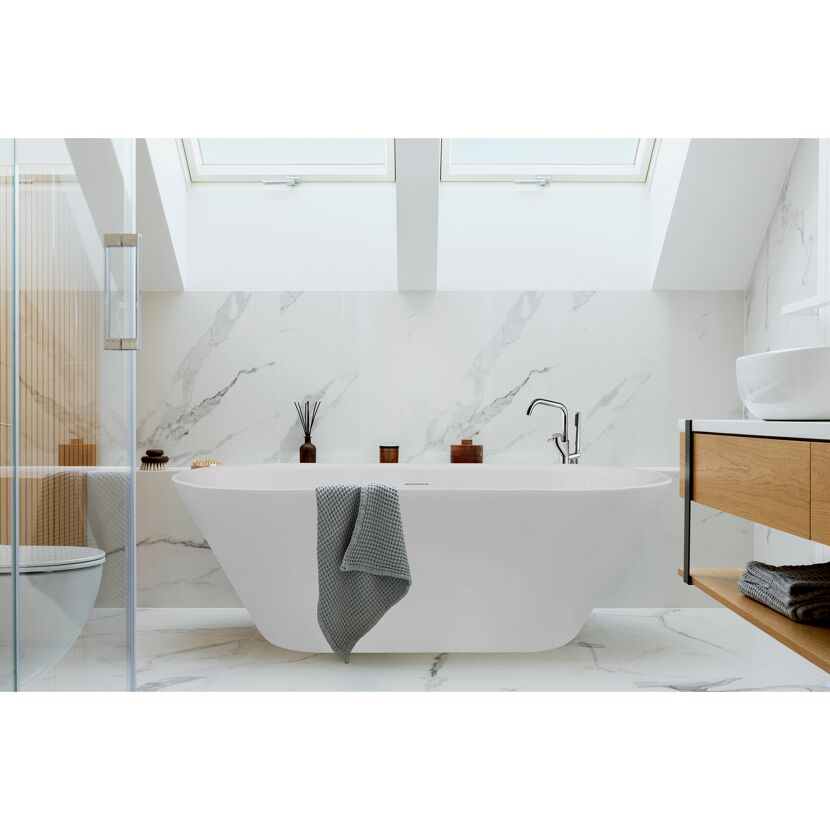 Freistehende Badewanne in einem modernen Badezimmer