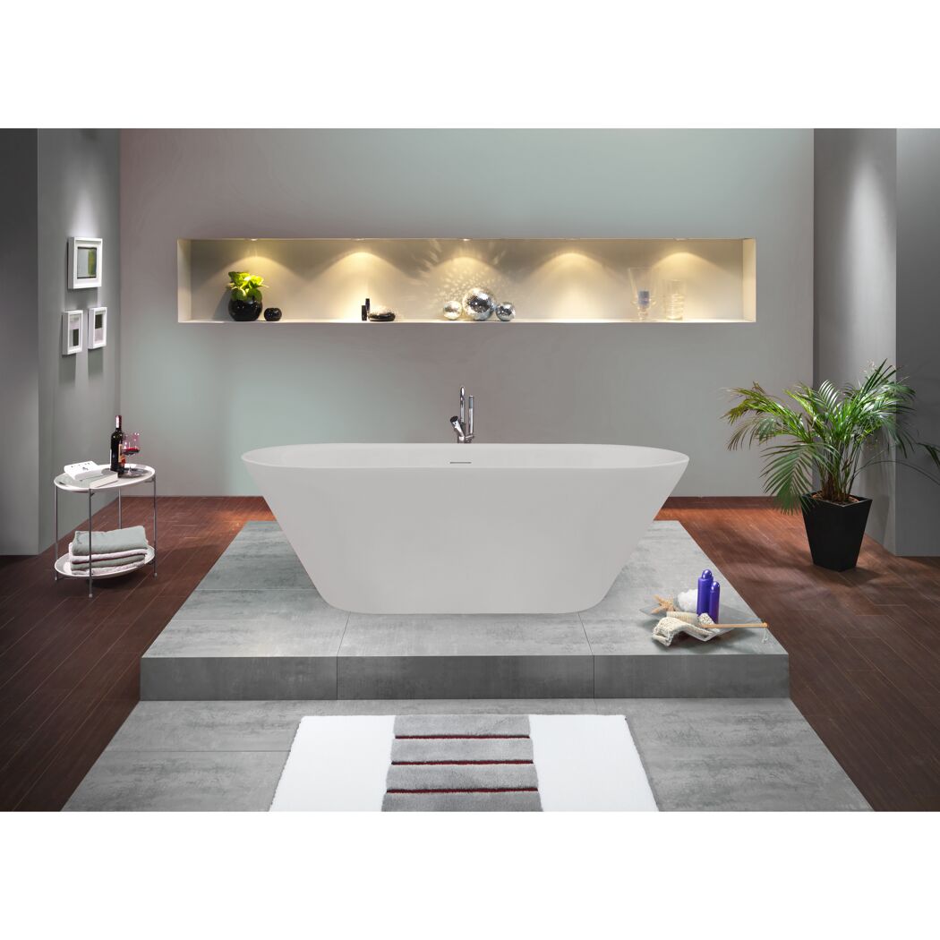 Freistehende Badewanne in einem modernen Badezimmer.