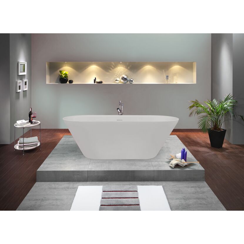 Freistehende Badewanne in einem modernen Badezimmer.