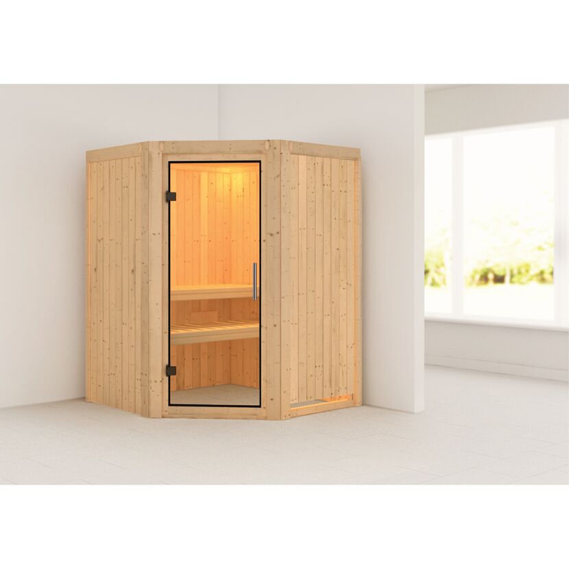 Ecksauna aus hellem Holz mit geöffneter Tür