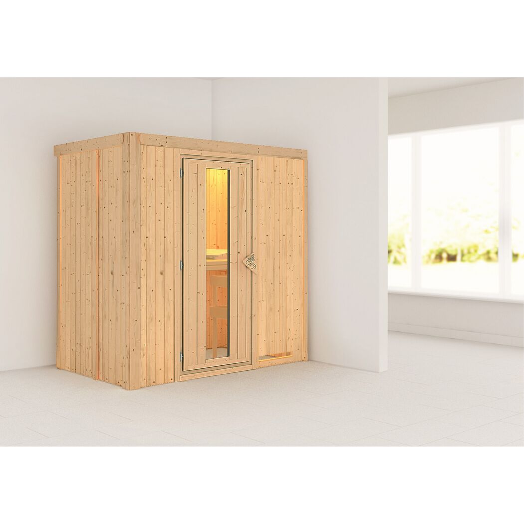 Sauna aus hellem Holz in einem hellen Raum.