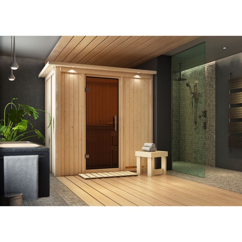 Sauna aus hellem Holz in einem Badezimmer.