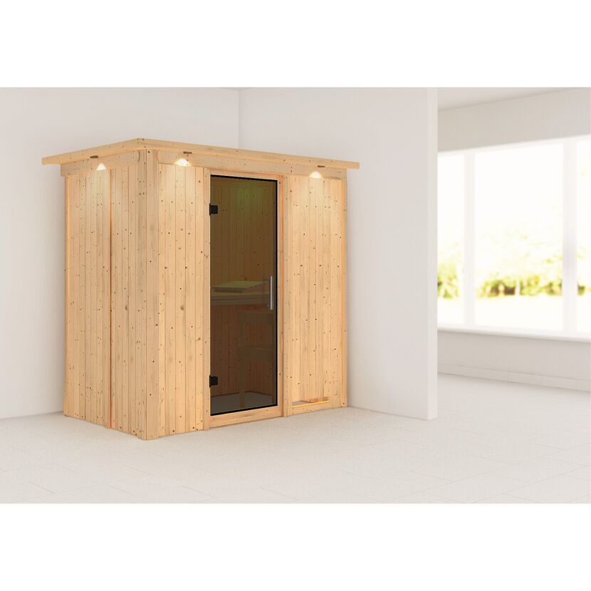 Sauna aus hellem Holz in einem hellen Raum.