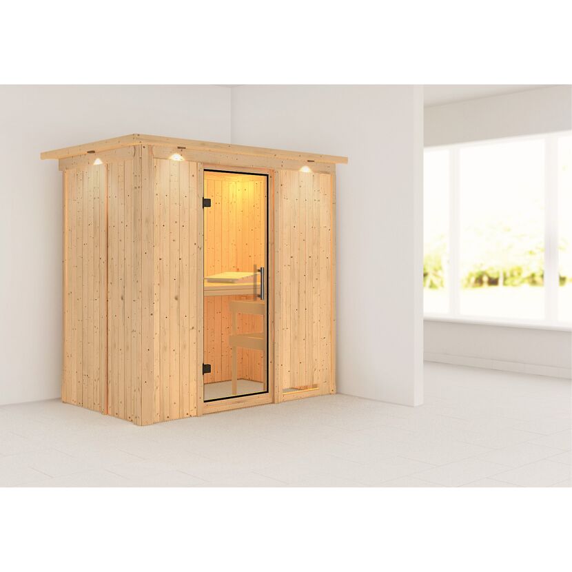 Saunakabine aus hellem Holz mit geöffneter Tür
