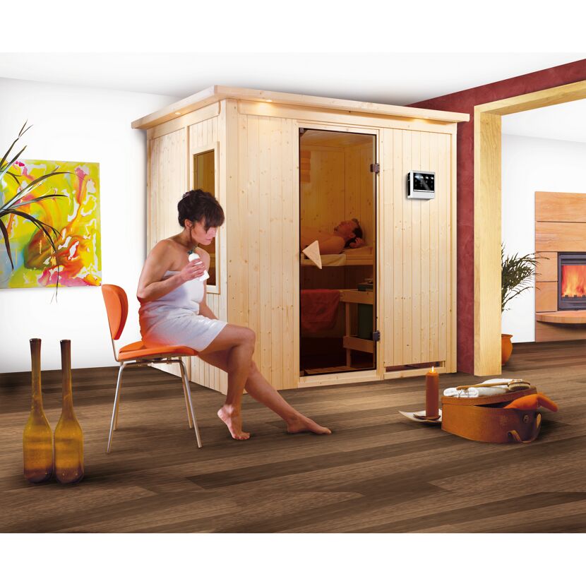 Personen entspannen sich in einer Sauna in einem modernen Wohnzimmer.