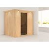 Sauna aus hellem Holz mit offener Glastür.