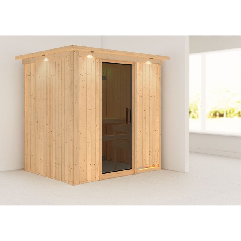 Sauna aus hellem Holz mit offener Glastür.