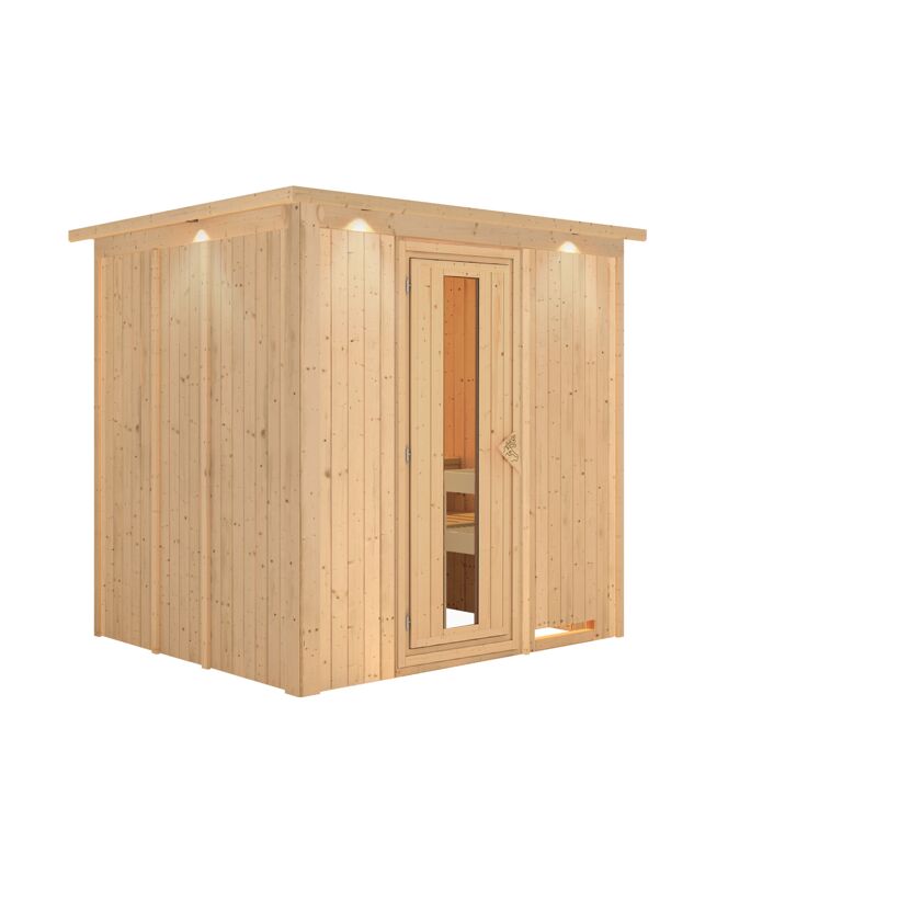 Sauna aus hellem Holz mit leicht geöffneter Tür