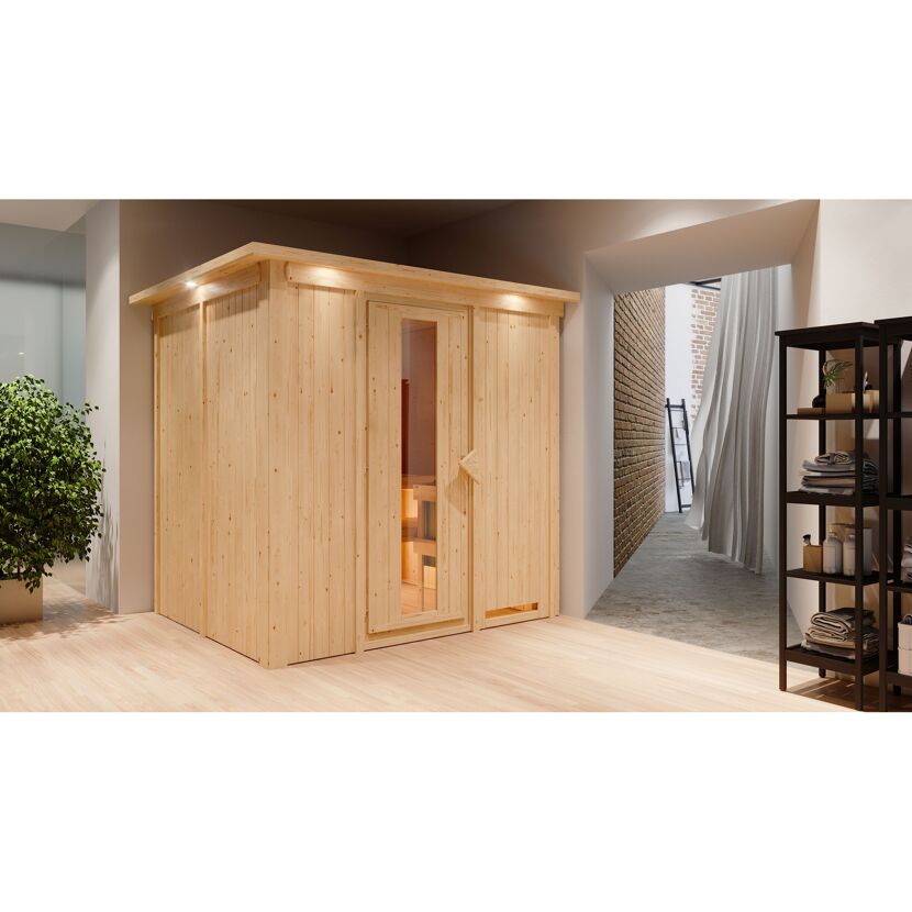 Sauna aus hellem Holz mit Glastür in einem Raum.