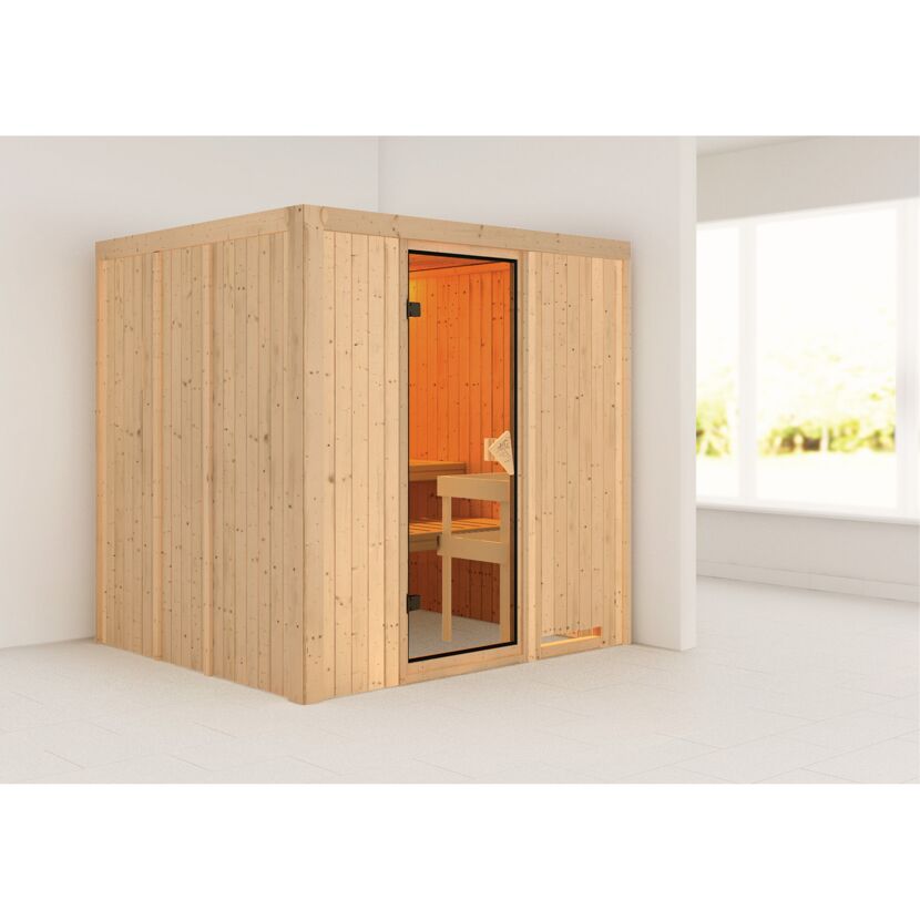 Sauna aus hellem Holz mit offener Tür