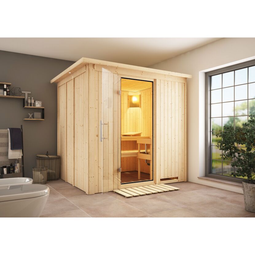 Saunakabine aus hellem Holz in einem Badezimmer