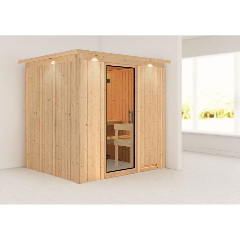 Saunakabine aus hellem Holz mit offener Tür.