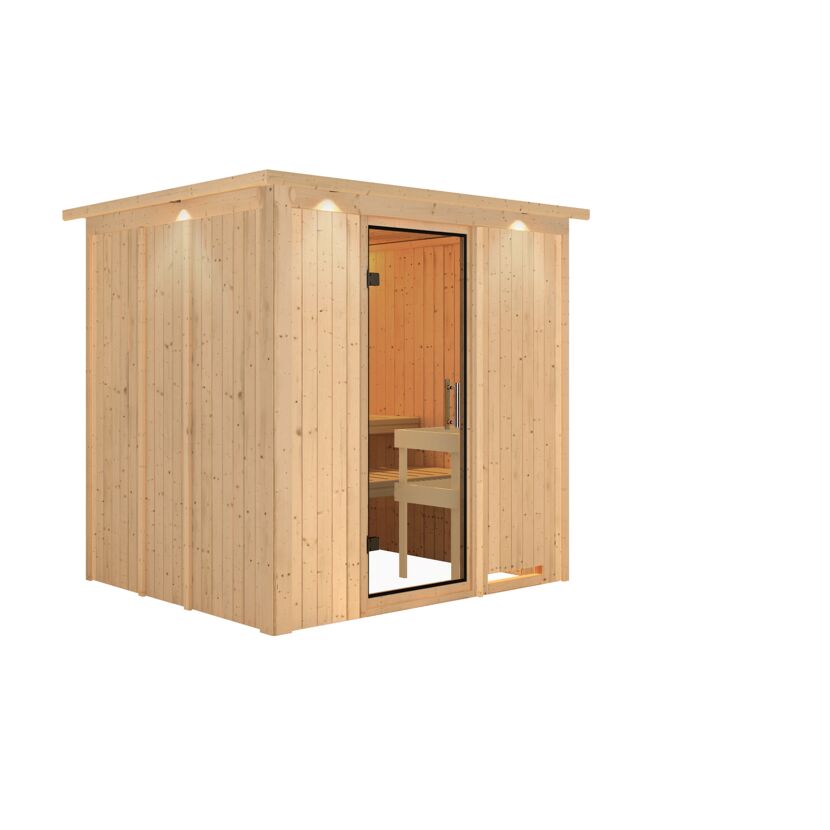 Außensauna aus hellem Holz mit geöffneter Tür