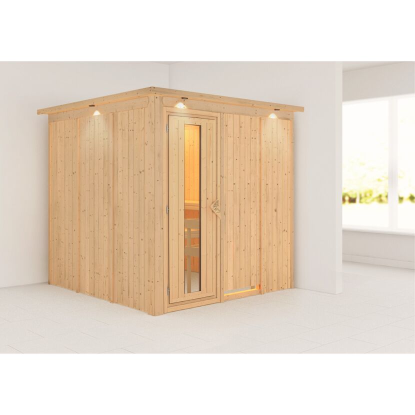 Sauna aus hellem Holz mit geöffneter Tür.