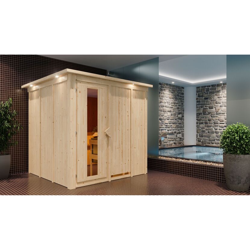 Sauna aus hellem Holz in einem Badezimmer mit kleinem Pool