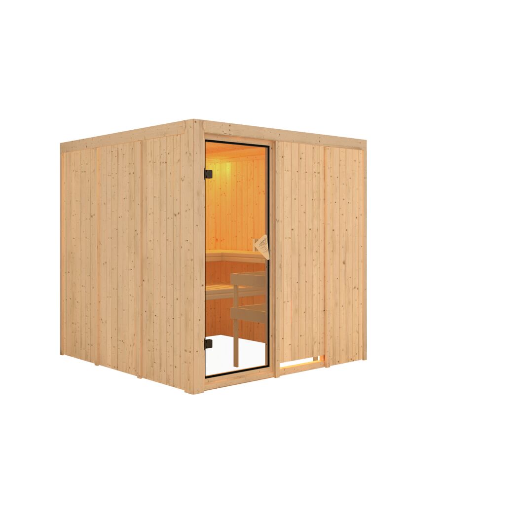 Sauna aus hellem Holz mit offener Glastür.