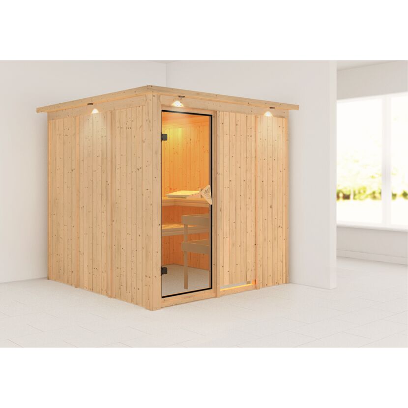 Sauna aus hellem Holz mit geöffneter Glastür.
