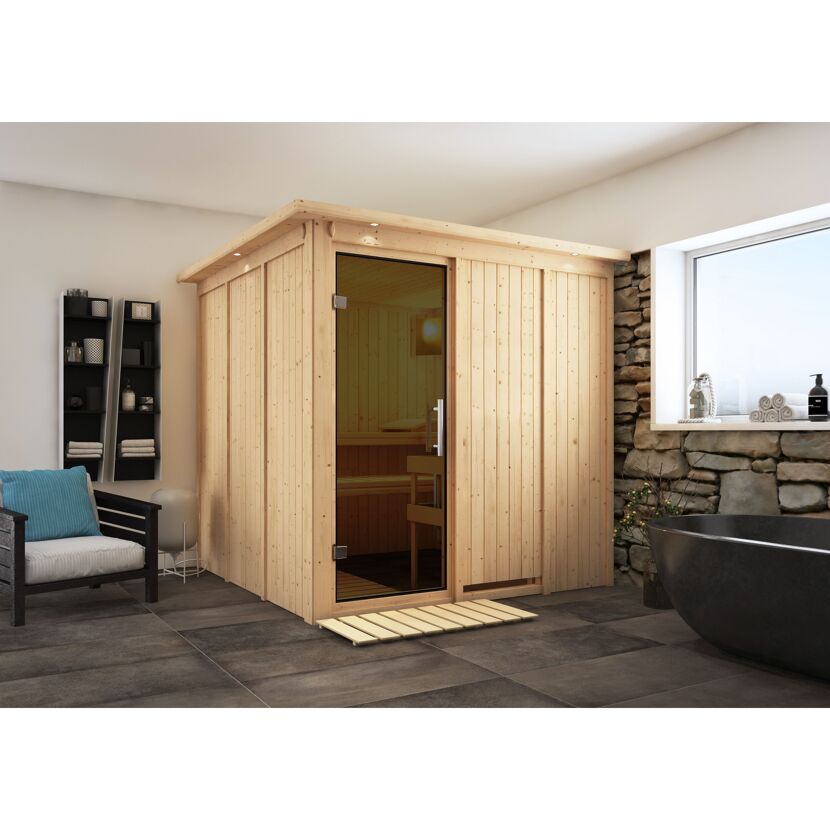 Sauna aus hellem Holz in einem Badezimmer.
