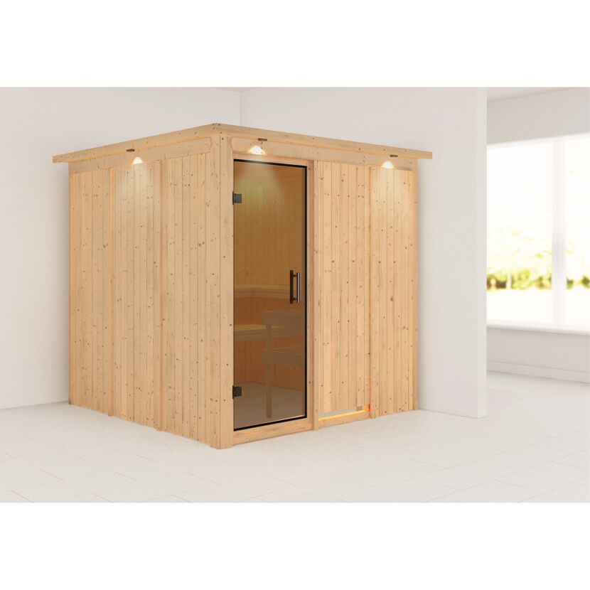 Saunakabine aus hellem Holz mit Glastür