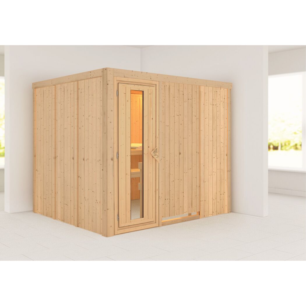 Sauna aus hellem Holz in einem hellen Raum.