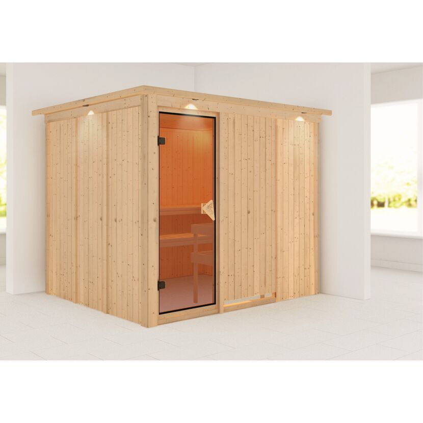 Sauna aus hellem Holz mit geöffneter Glastür.