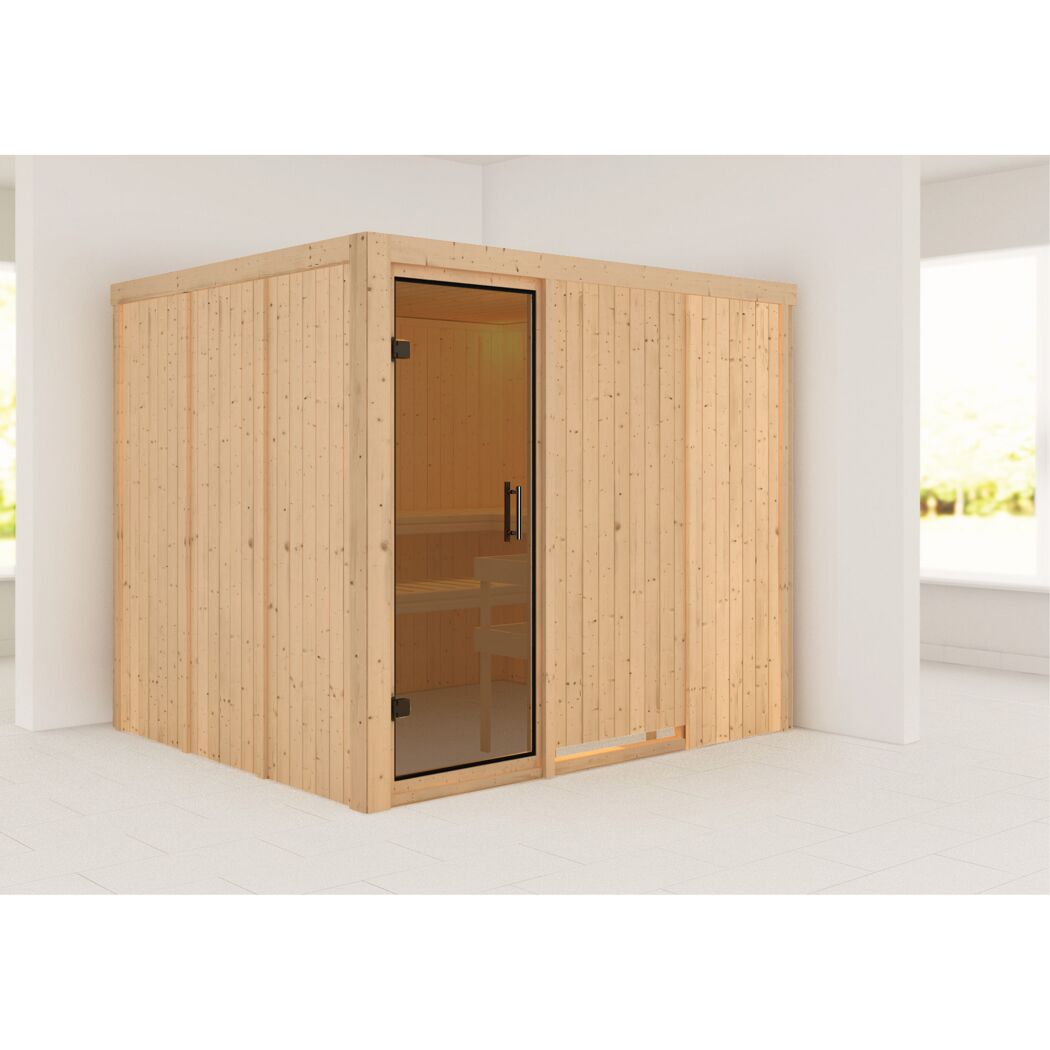 Sauna aus hellem Holz mit Glastür