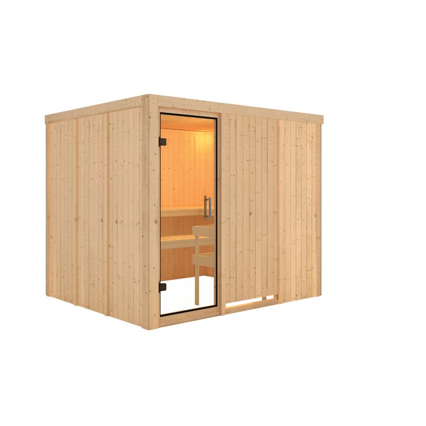 Sauna aus hellem Holz mit offener Glastür.