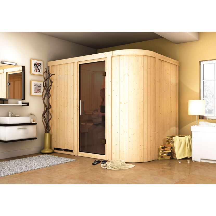 Person in einer Sauna aus hellem Holz.