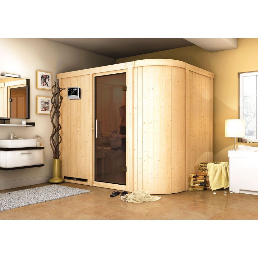 Person in einer Sauna aus hellem Holz.