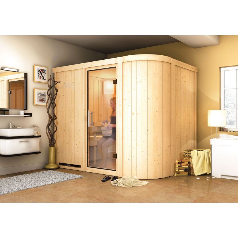 Person in einer Sauna aus hellem Holz.