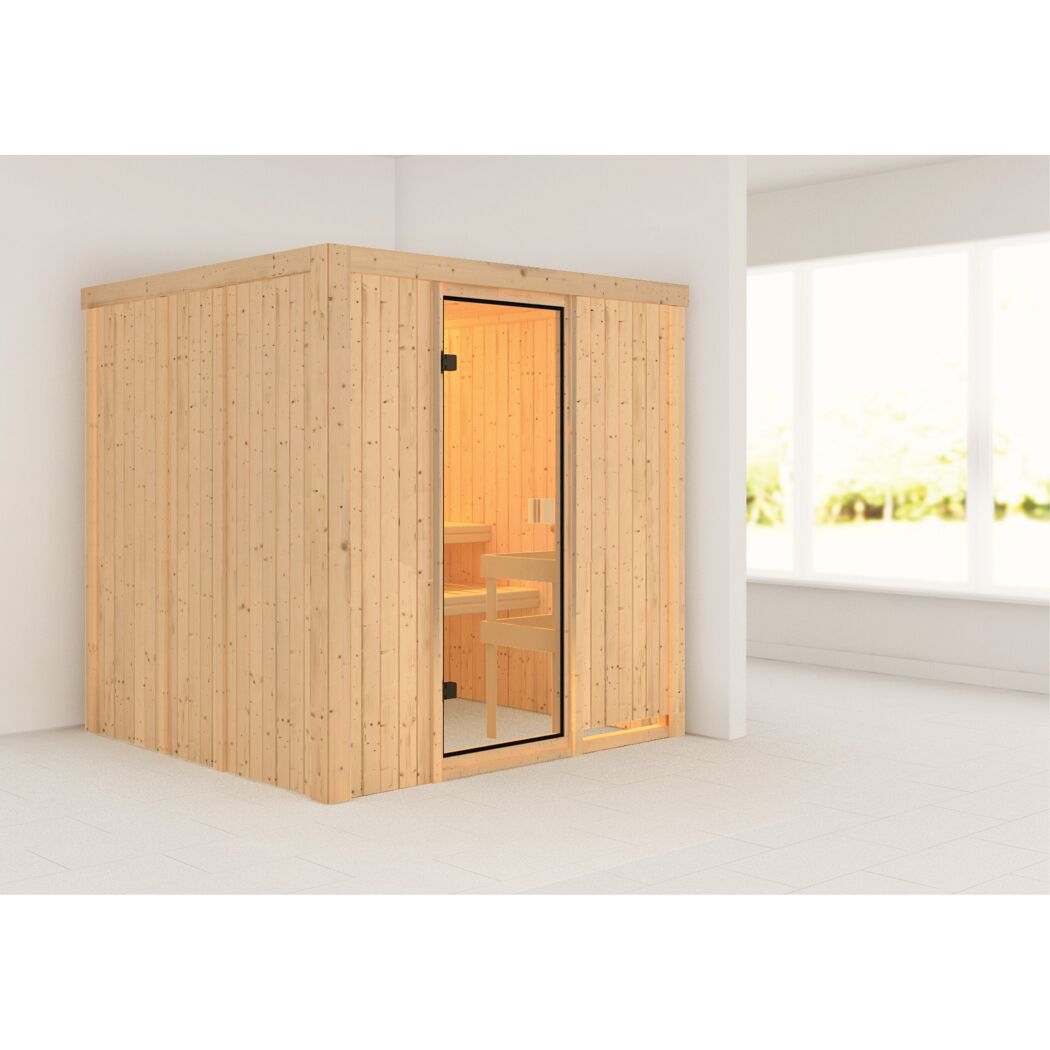 Sauna aus hellem Holz mit geöffneter Tür.