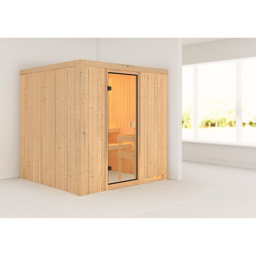 Sauna aus hellem Holz mit geöffneter Tür.