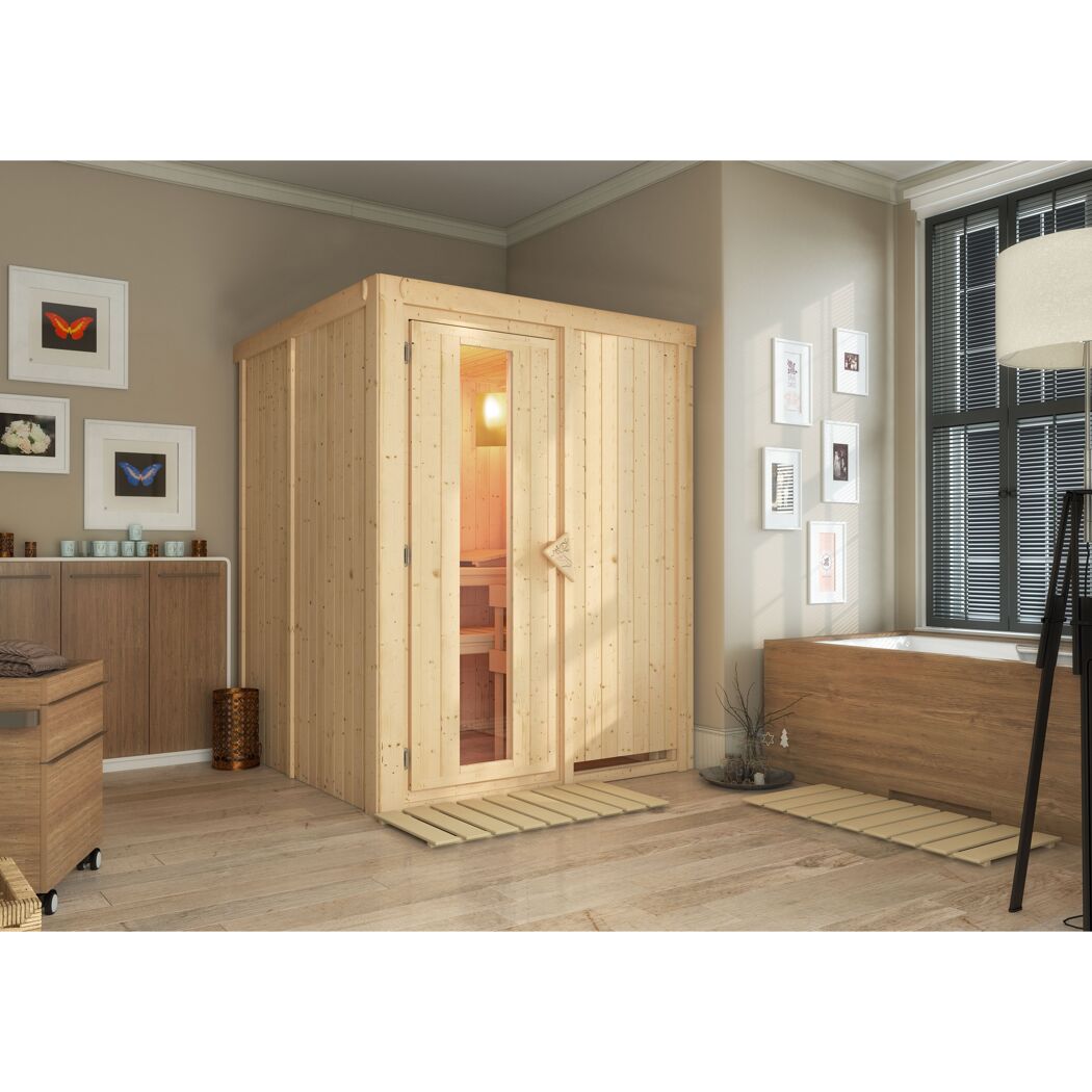 Sauna aus hellem Holz in einem Badezimmer.