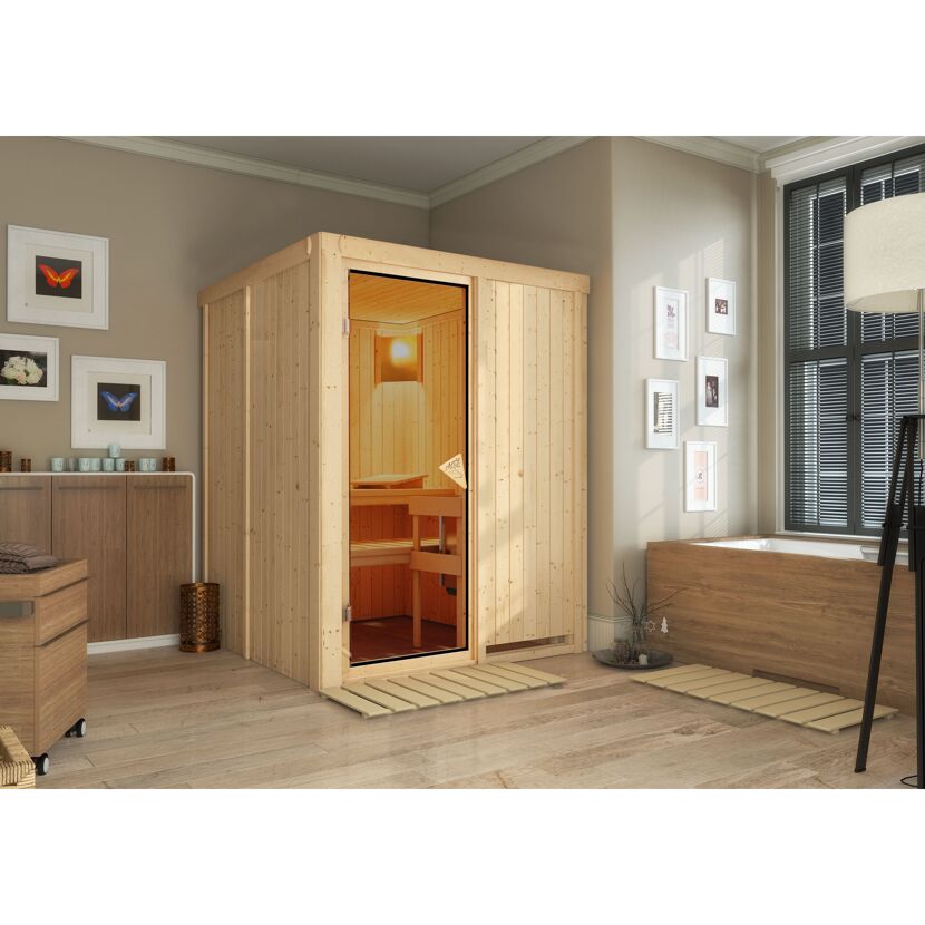 Sauna aus hellem Holz in einem Badezimmer