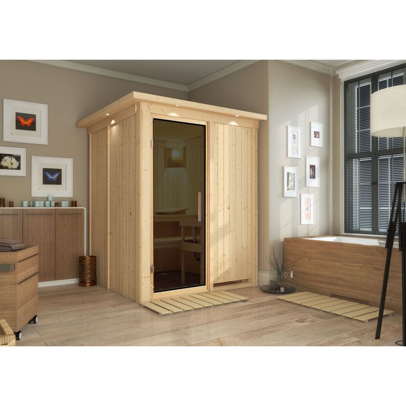 Sauna aus hellem Holz in einem Badezimmer.