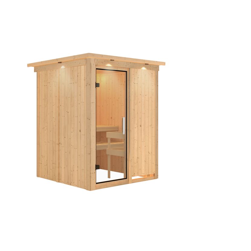 Sauna aus hellem Holz mit offener Tür.