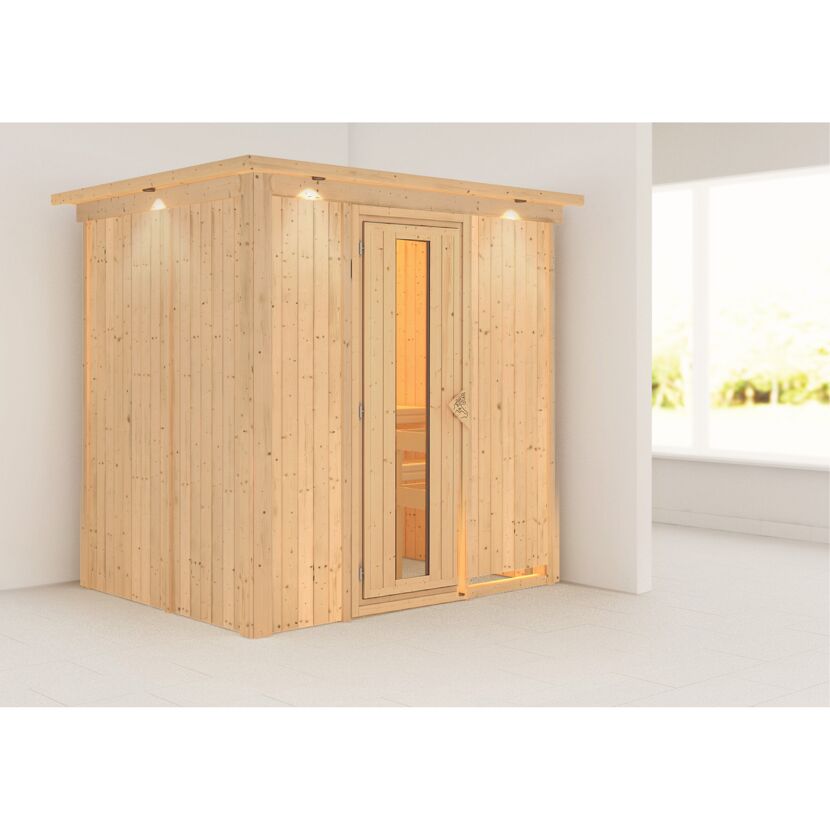 Sauna aus hellem Holz mit geöffneter Tür.