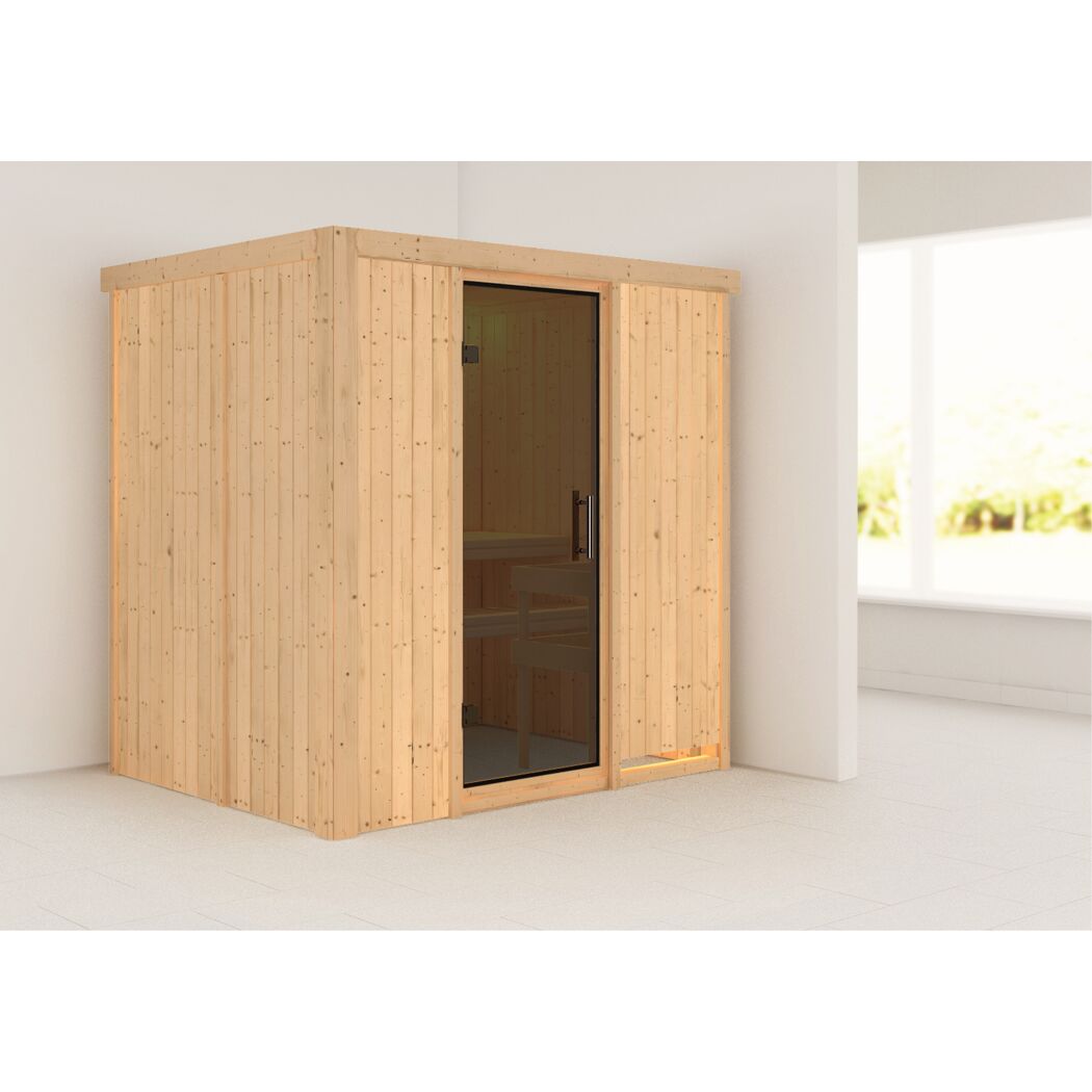 Sauna aus hellem Holz mit offener Glastür.