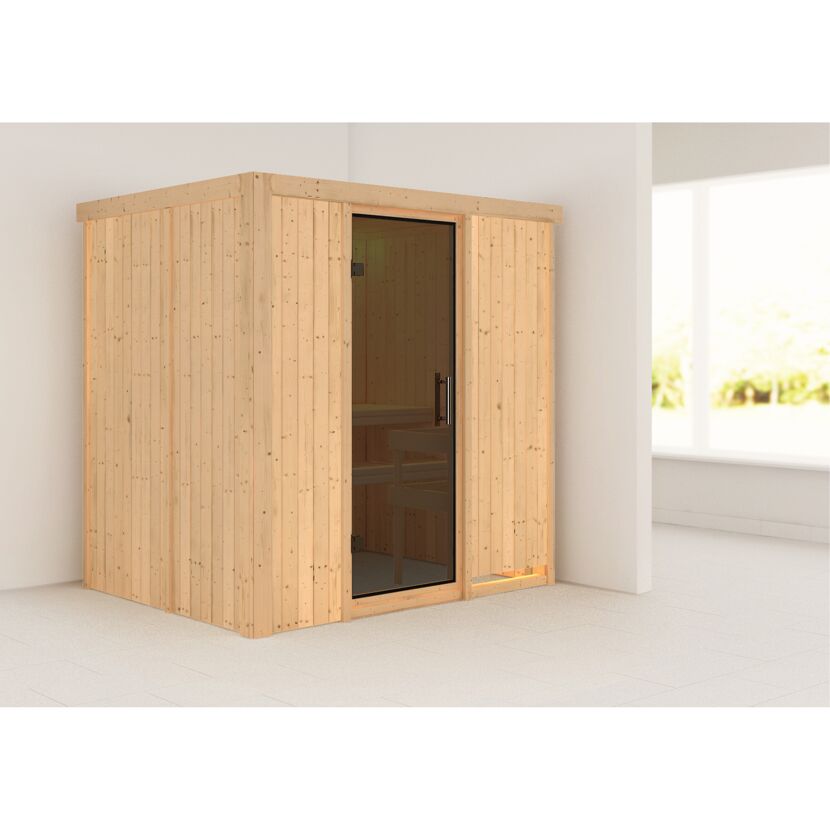 Sauna aus hellem Holz mit offener Glastür.