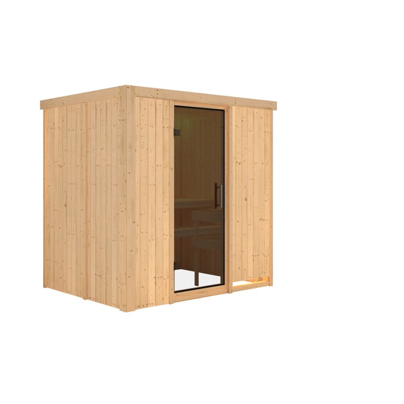 Sauna aus hellem Holz mit offener Glastür.