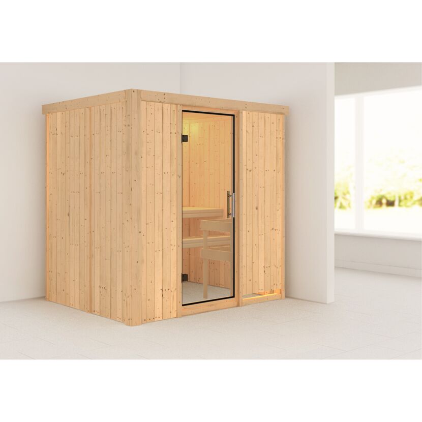 Sauna aus hellem Holz mit offener Glastür
