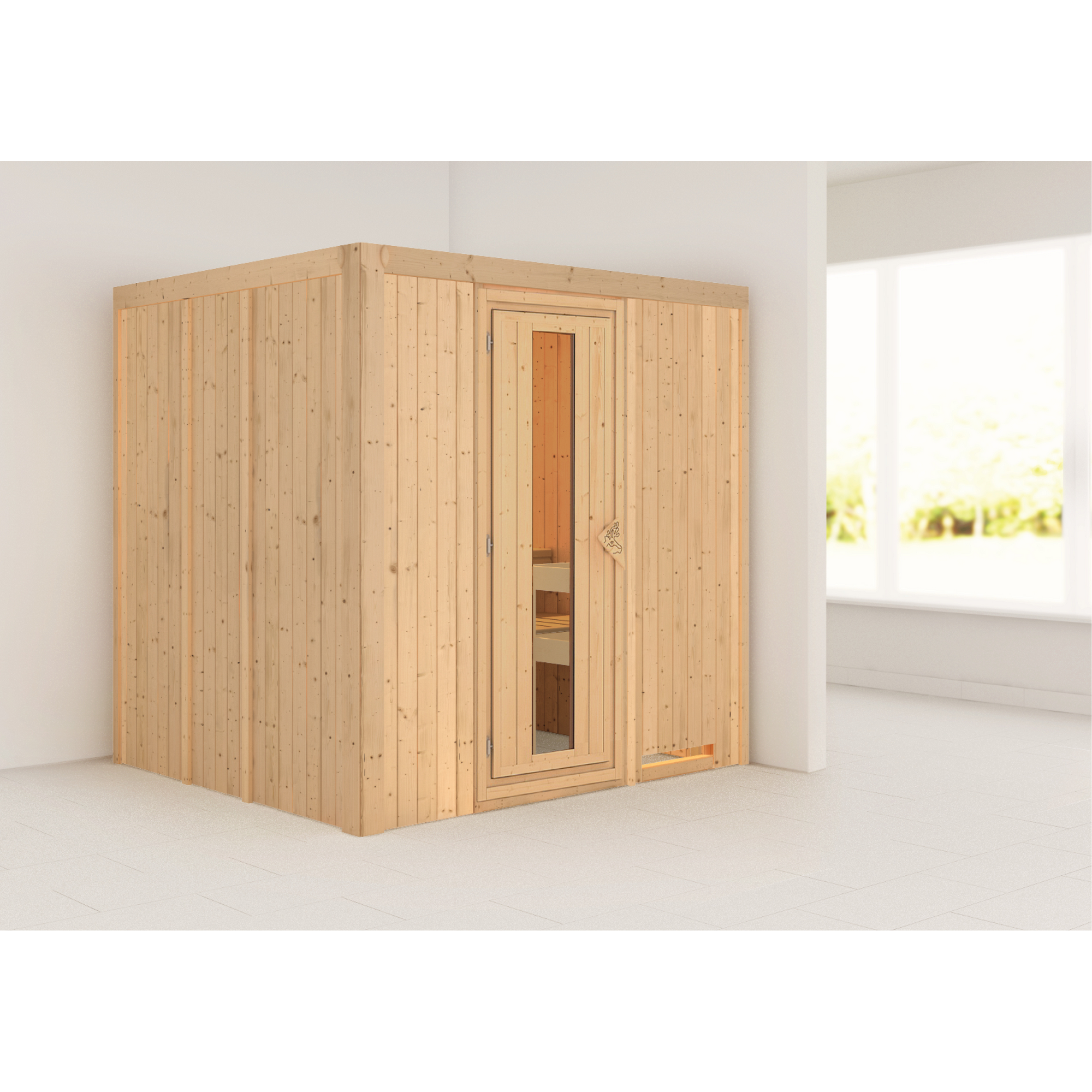 Sauna aus hellem Holz in einem hellen Raum.